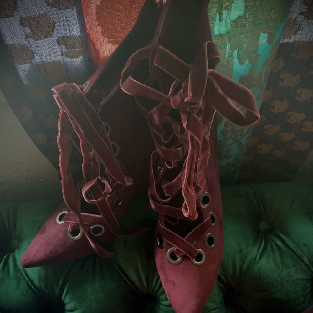 Beautiful burgundy suede booties😍